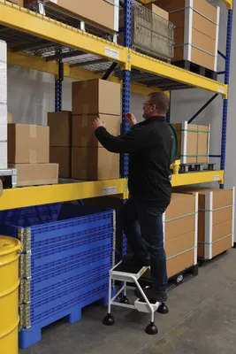 Vestil LAD-2-W ladder shown from an alternate angle